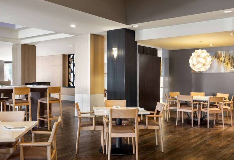 Отель Hilton Vancouver Airport