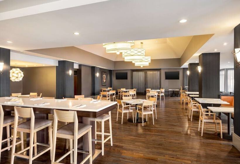 Отель Hilton Vancouver Airport