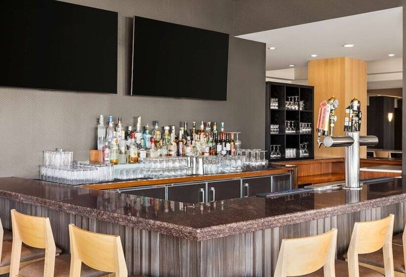 Отель Hilton Vancouver Airport