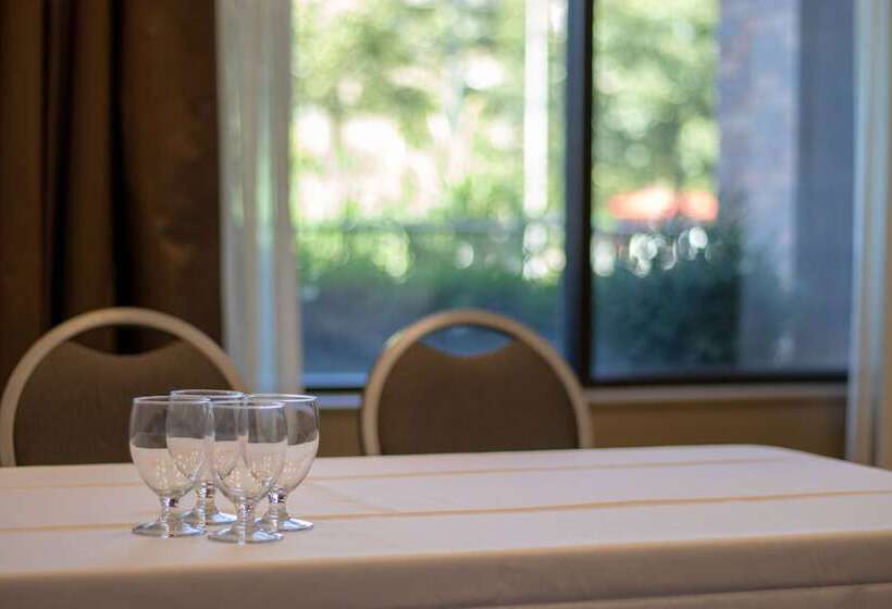 Отель Kelowna & Conference Centre