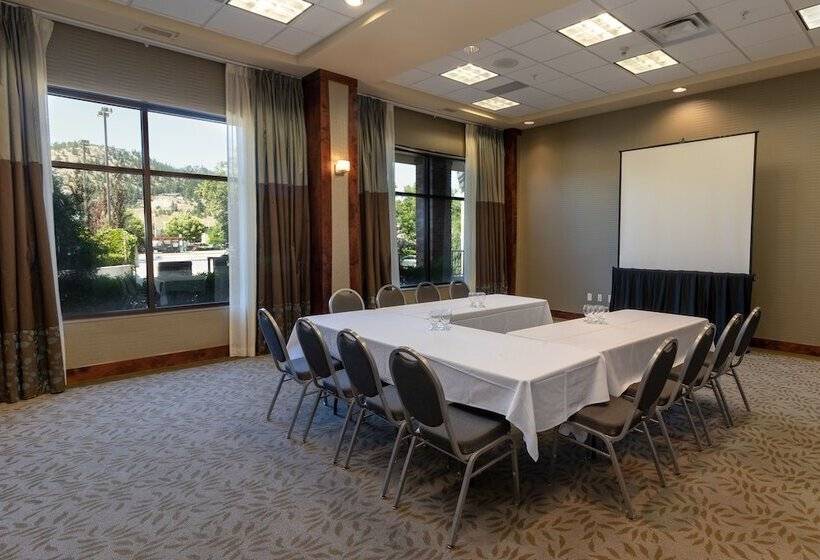 Отель Kelowna & Conference Centre