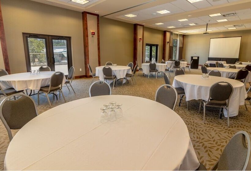 Отель Kelowna & Conference Centre