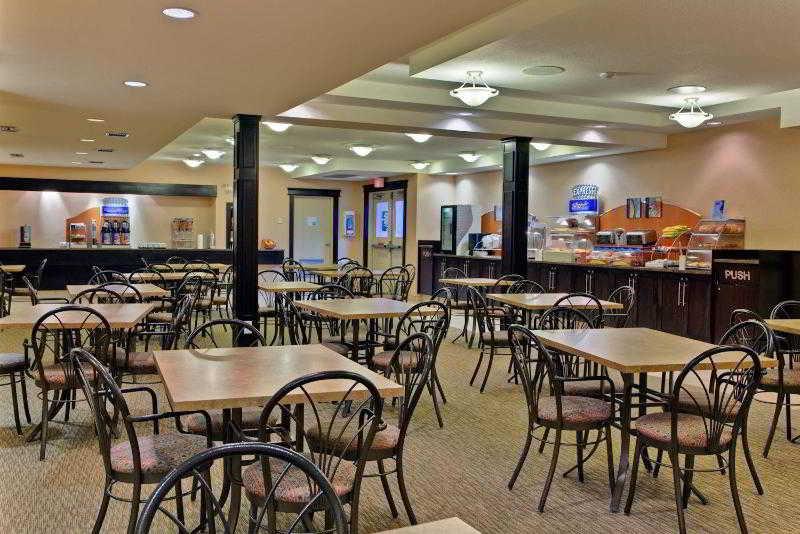 Отель Kelowna & Conference Centre