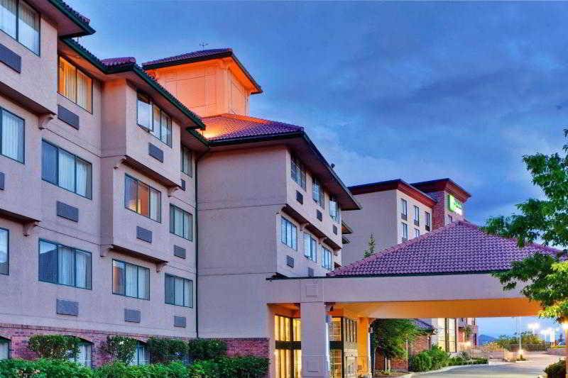 Отель Kelowna & Conference Centre