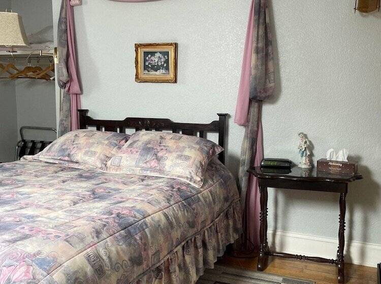 فندق Marshlands Inn