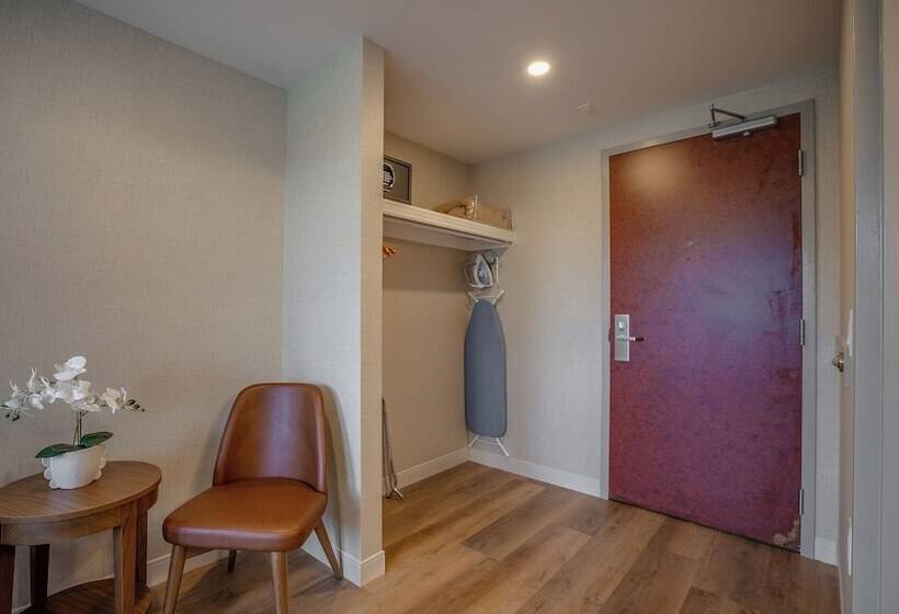 فندق Monte Carlo Inn Oakville Suites