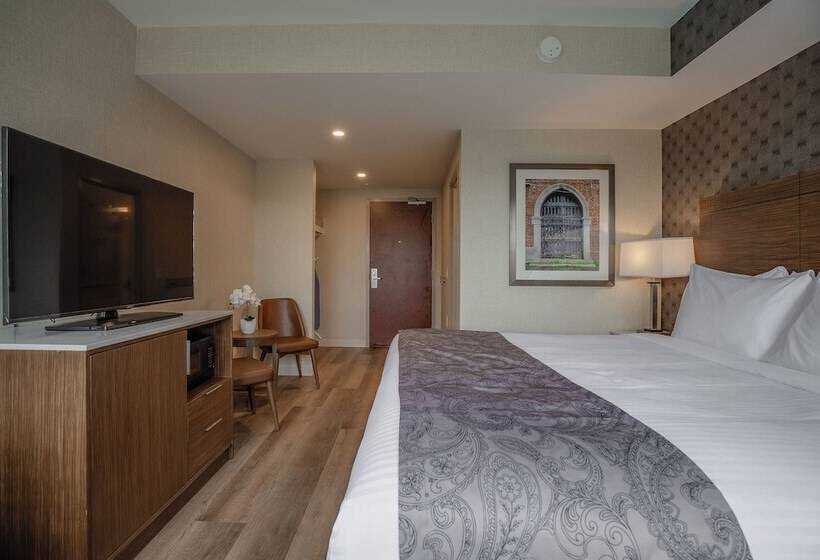 فندق Monte Carlo Inn Oakville Suites