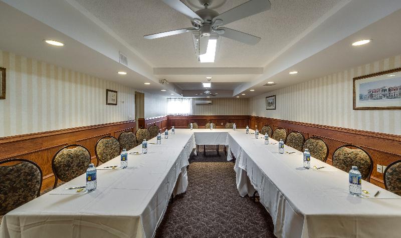 فندق Monte Carlo Inn Oakville Suites