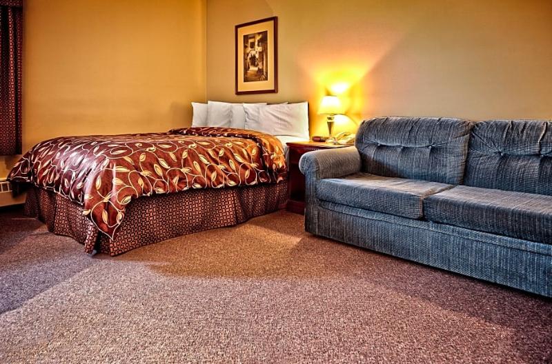 בית מלון כפרי Days Inn & Conference Centre By Wyndham Camrose Norsemen