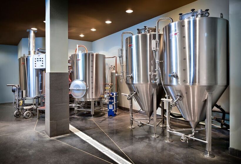 בית מלון כפרי Days Inn & Conference Centre By Wyndham Camrose Norsemen