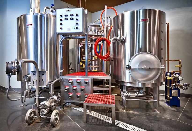 בית מלון כפרי Days Inn & Conference Centre By Wyndham Camrose Norsemen