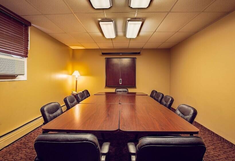 בית מלון כפרי Days Inn & Conference Centre By Wyndham Camrose Norsemen