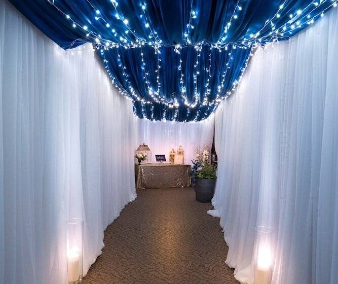 בית מלון כפרי Days Inn & Conference Centre By Wyndham Camrose Norsemen