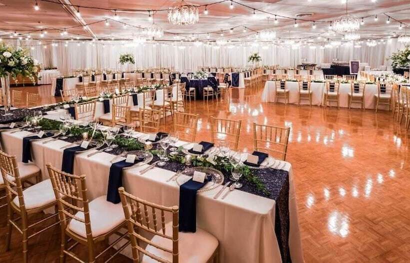 فندق Days Inn & Conference Centre By Wyndham Camrose Norsemen