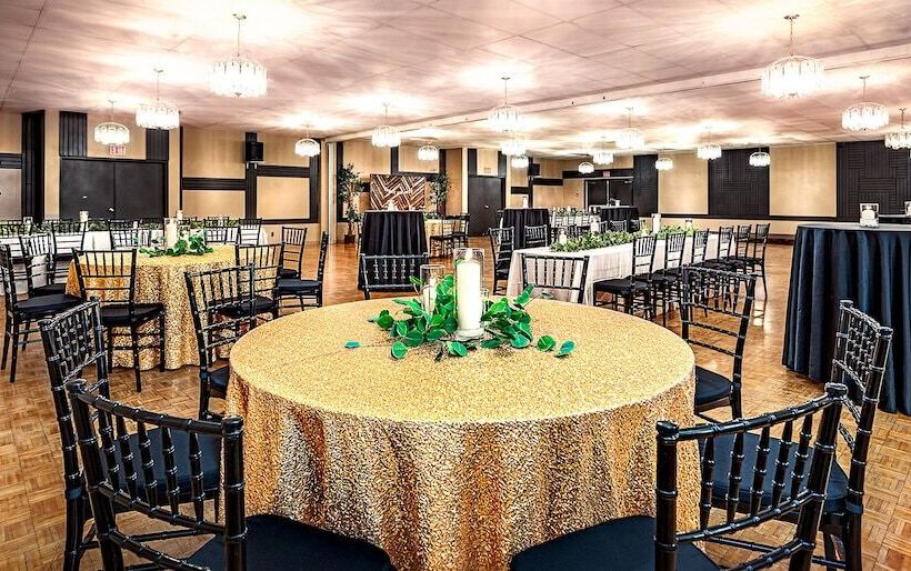 فندق Days Inn & Conference Centre By Wyndham Camrose Norsemen