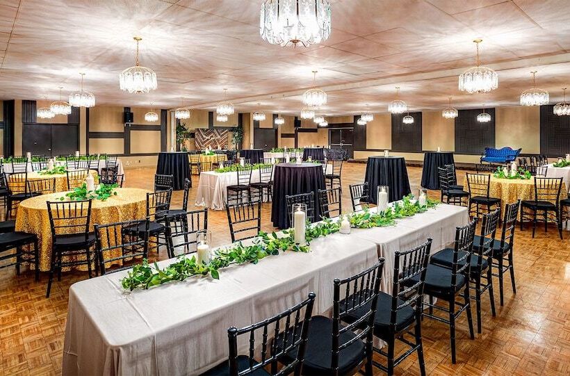 فندق Days Inn & Conference Centre By Wyndham Camrose Norsemen