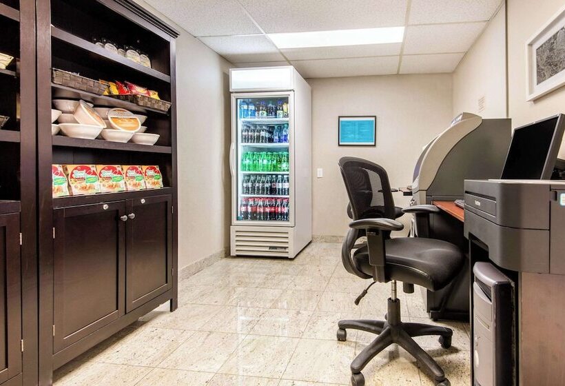 호텔 Quality Inn & Suites 5585 Ambler Drive Mississauga Ontario