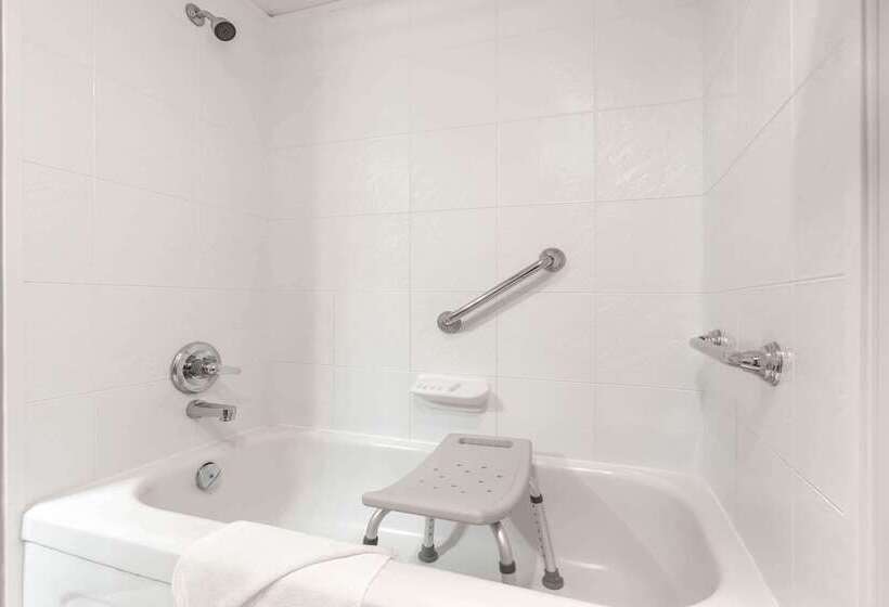 호텔 Ramada By Wyndham Coquitlam