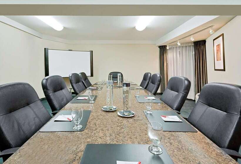 هتل Ramada By Wyndham Kamloops