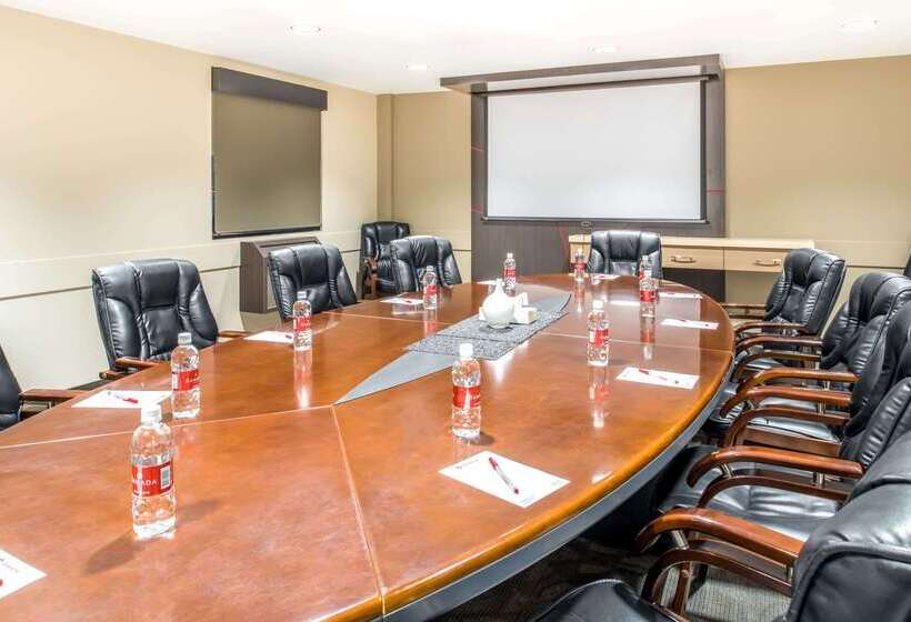 酒店 Ramada By Wyndham Saskatoon