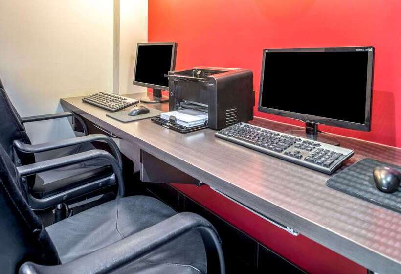 酒店 Ramada By Wyndham Saskatoon