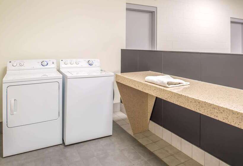 هتل Ramada By Wyndham Saskatoon