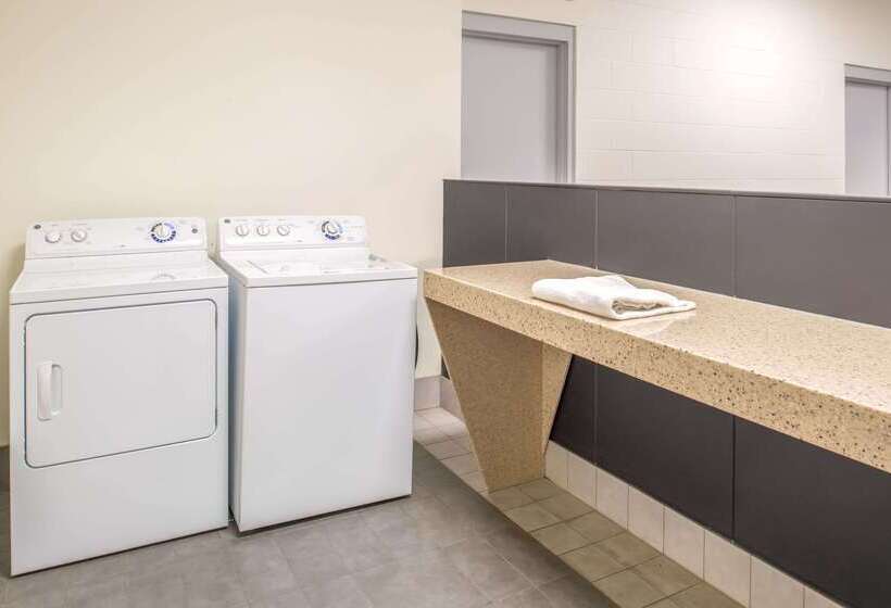 酒店 Ramada By Wyndham Saskatoon