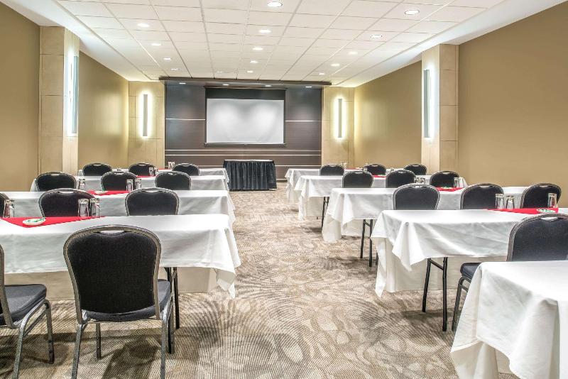 酒店 Ramada By Wyndham Saskatoon