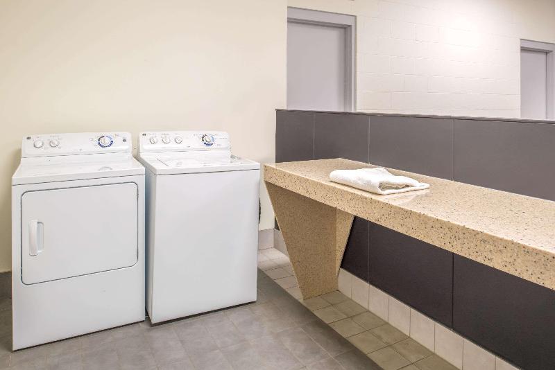 酒店 Ramada By Wyndham Saskatoon