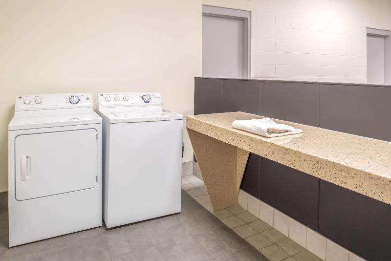 酒店 Ramada By Wyndham Saskatoon