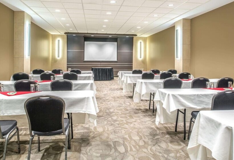 酒店 Ramada By Wyndham Saskatoon
