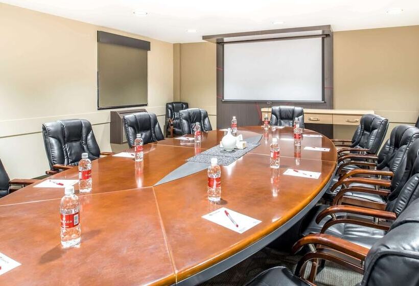 酒店 Ramada By Wyndham Saskatoon