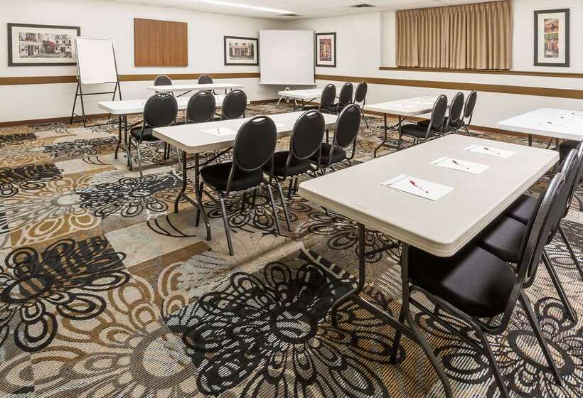 בית מלון כפרי Ramada By Wyndham Sherwood Park