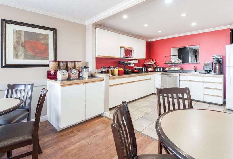 בית מלון כפרי Ramada By Wyndham Sherwood Park