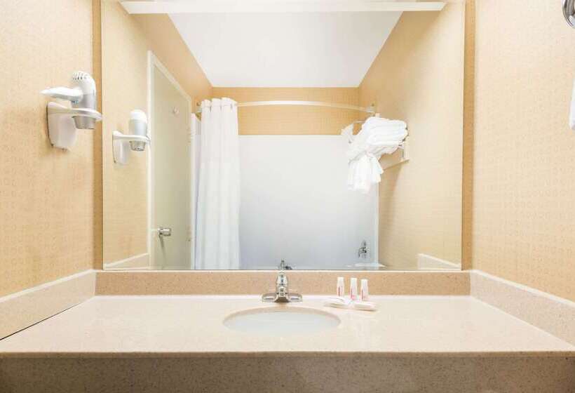 فندق Ramada By Wyndham St. John's
