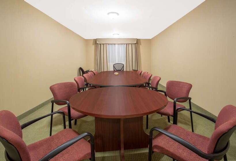 בית מלון כפרי Ramada By Wyndham Williams Lake