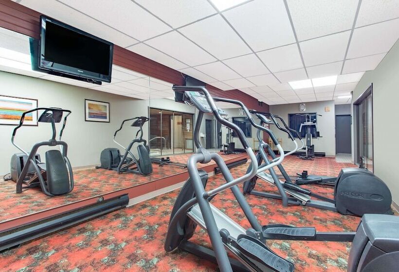 בית מלון כפרי Ramada By Wyndham Williams Lake