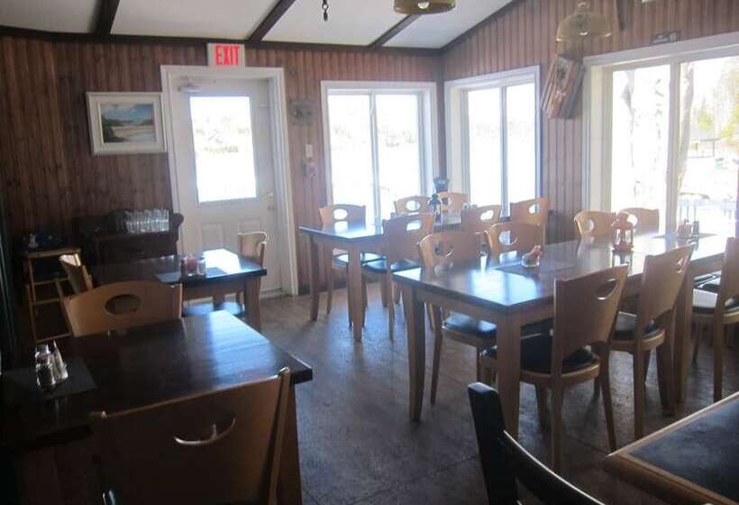 فندق Salmon River Country Inn