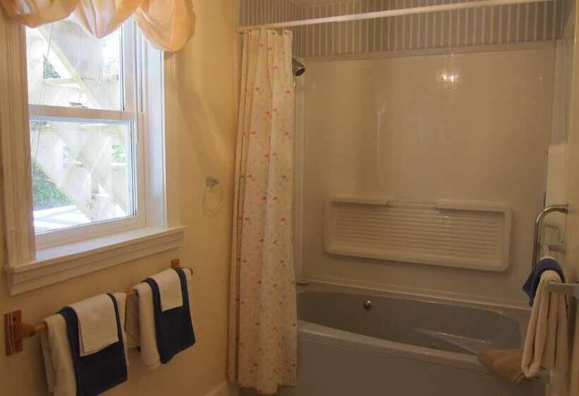 فندق Salmon River Country Inn