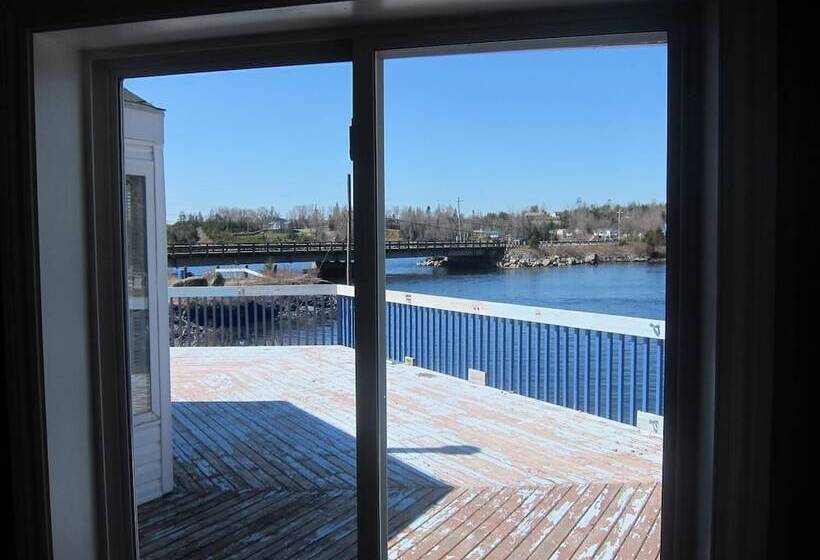 فندق Salmon River Country Inn