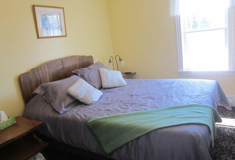 فندق Salmon River Country Inn