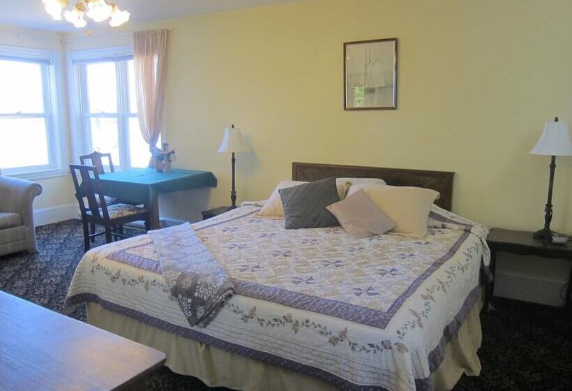 فندق Salmon River Country Inn