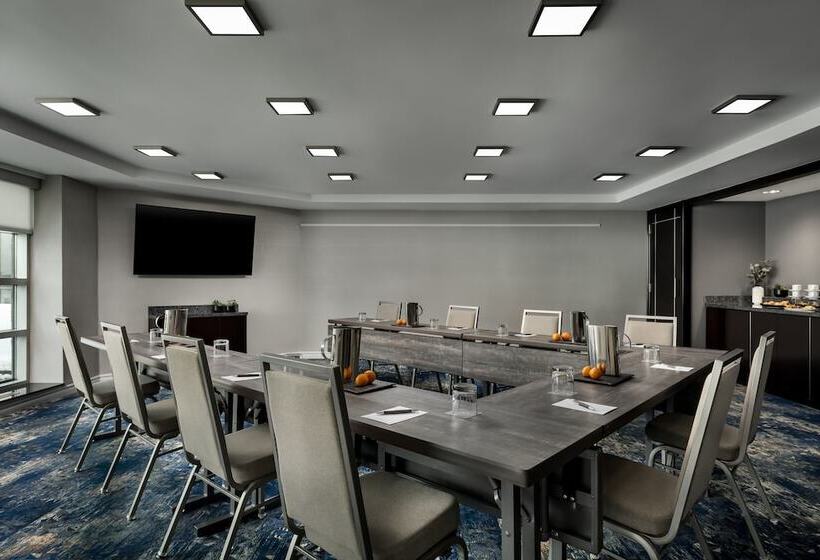 Отель Sheraton Montreal Airport