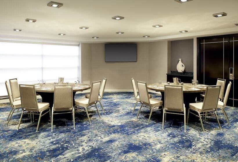 Отель Sheraton Montreal Airport