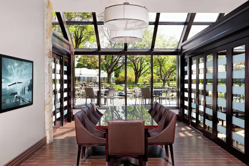 Отель Sheraton Montreal Airport