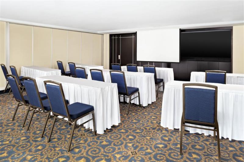 Отель Sheraton Montreal Airport