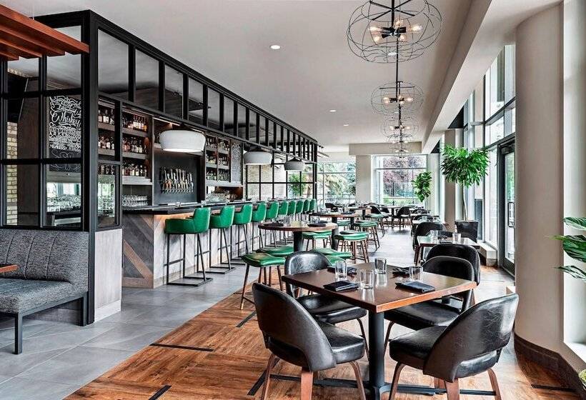 בית מלון כפרי Sheraton Suites Calgary Eau Claire