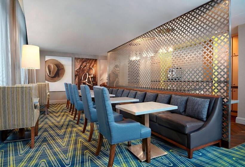 בית מלון כפרי Sheraton Suites Calgary Eau Claire