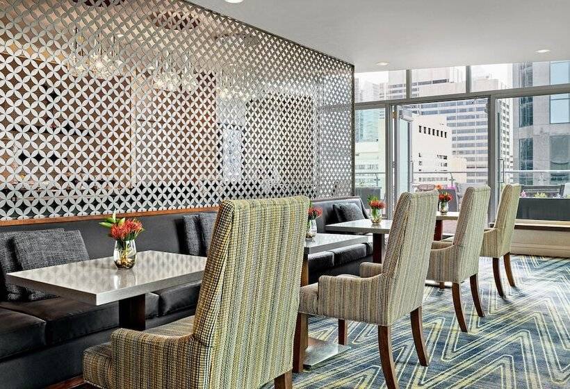 בית מלון כפרי Sheraton Suites Calgary Eau Claire