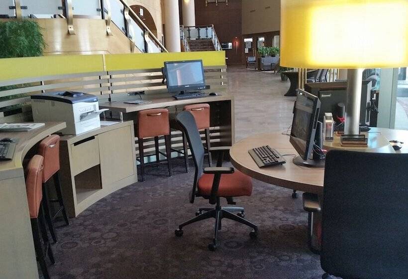 בית מלון כפרי Sheraton Suites Calgary Eau Claire